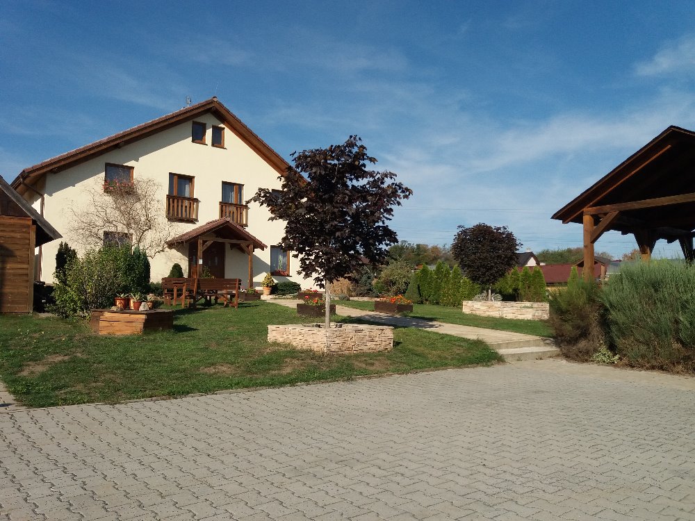 Hlavní budova Apartmánů Audy se zahradou v Mníšku pod Brdy