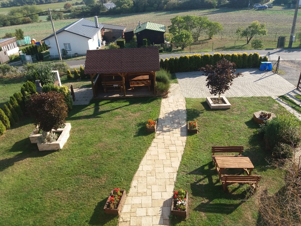 Zahrada Apartmánů Audy na úpatí Brdského hřebene